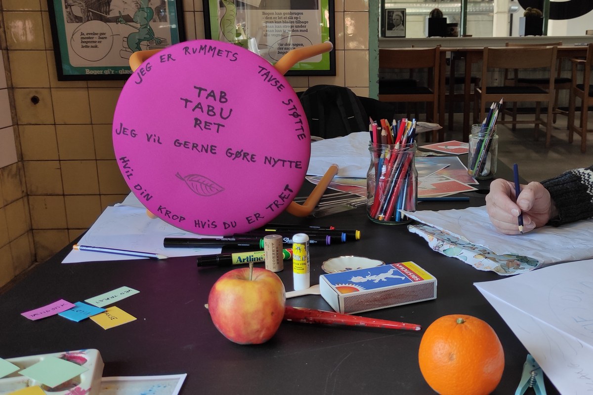 Skriveworkshop med taburet og materialer